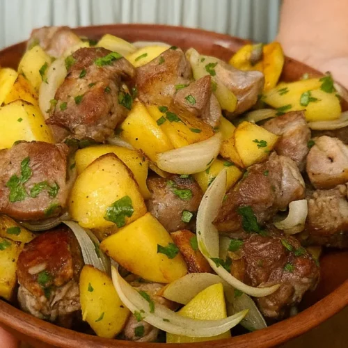 Bravčové kocky so zemiakmi z jednej panvice