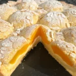 Broskyňový koláč so smotanovým krémom