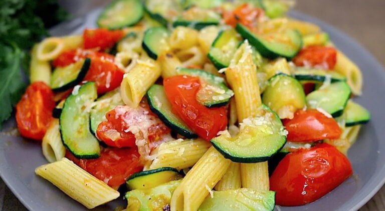 Cestoviny s cuketou a paradajkami