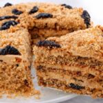 medová torta s orechmi a slivkami