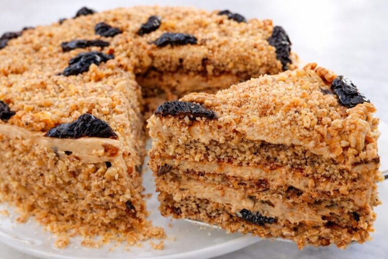 medová torta s orechmi a slivkami