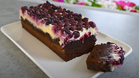 Čokoládový koláč s tvarohom a čučoriedkami