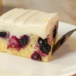 Čučoriedkové rezy so smotanovým krémom