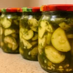 Zaváracie poháre naplnené cuketou na zimu.