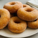 Cukrové donuty obalené v cukre na tanieri.