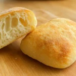Čerstvo upečená domáca ciabatta na drevenej doske.