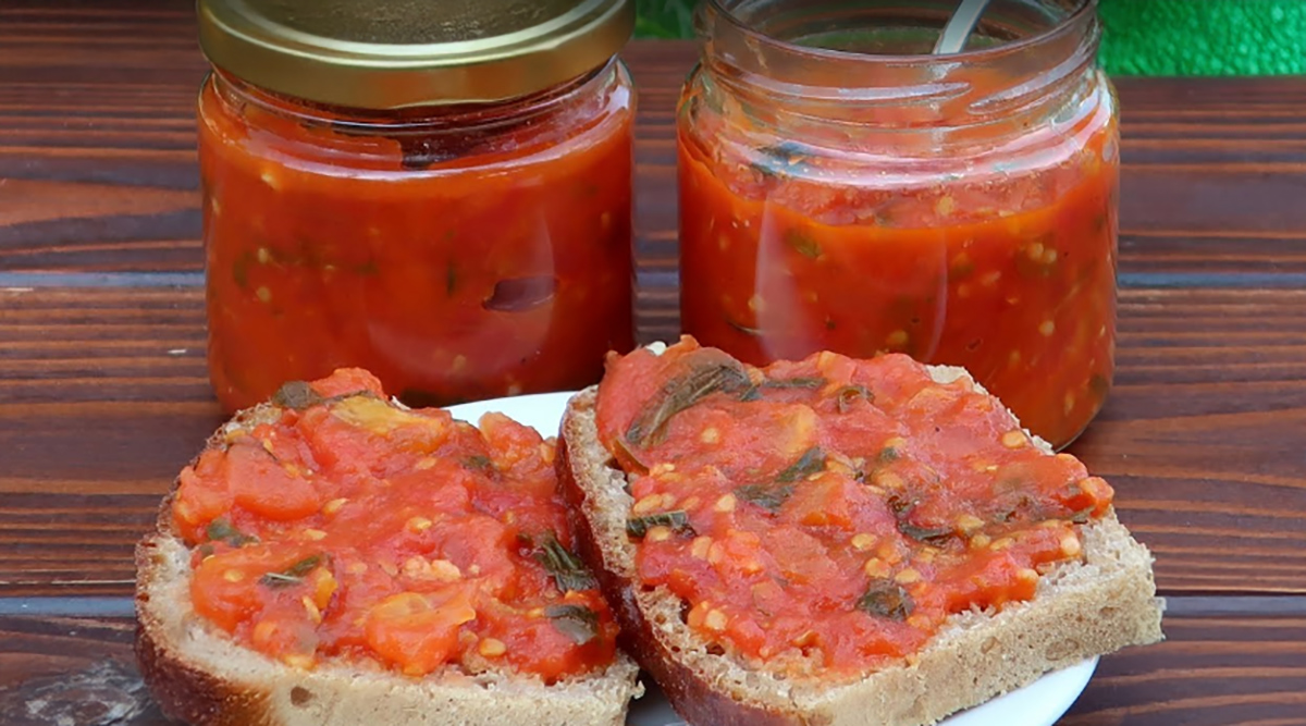 Domáca paradajková nátierka s bazalkou