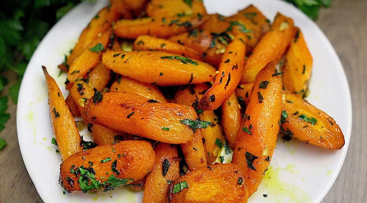 Dusená mrkva s cesnakom