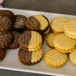 Hotové dvojfarebné vanilkové sušienky s Nutellou naaranžované na tanieri.