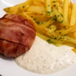 Hermelín v slanine s hranolkami