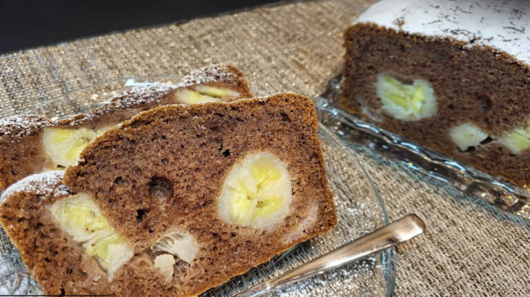 Hrnčekový banánový koláč