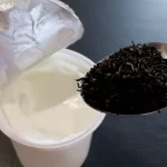 Hrnčekový koláč s čiernym čajom