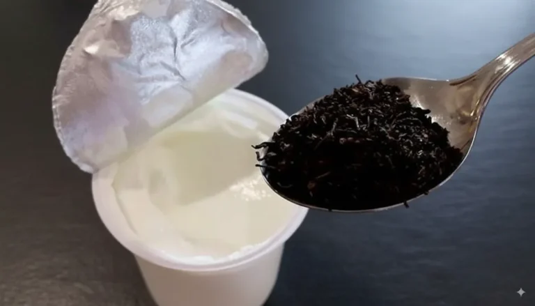 Hrnčekový koláč s čiernym čajom