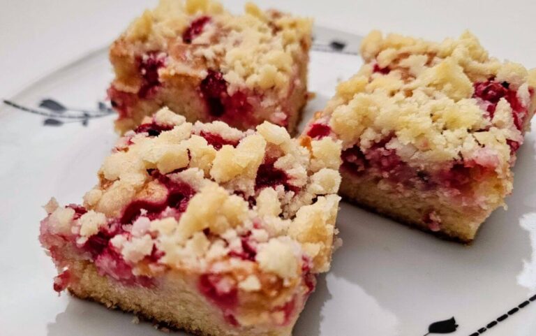 Hrnčekový ríbezľový koláč s posýpkou: Tento koláčik pečiem celé leto