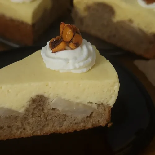 Jablkový koláč s orechmi a krémom