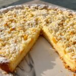 Drobenkový koláč s broskyňami