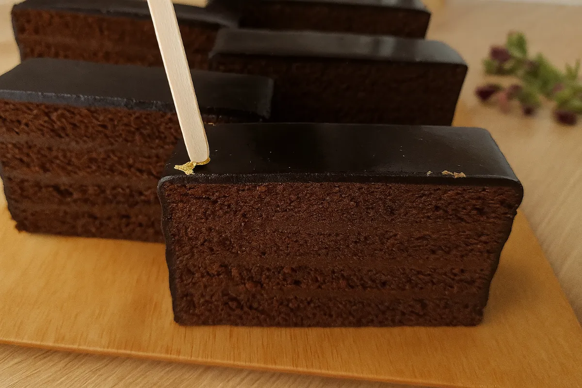 Kakaové rezy s marhuľovým džemom