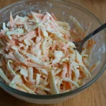 Kapustový šalát s majonézou a vajíčkom