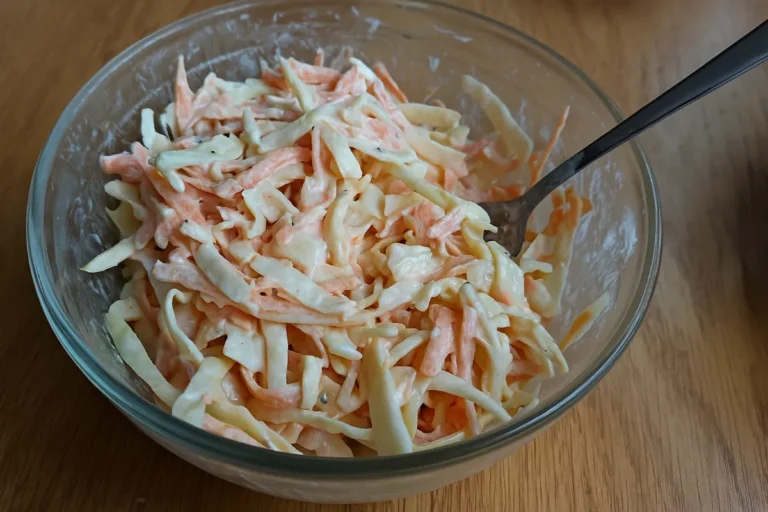 Kapustový šalát s majonézou a vajíčkom