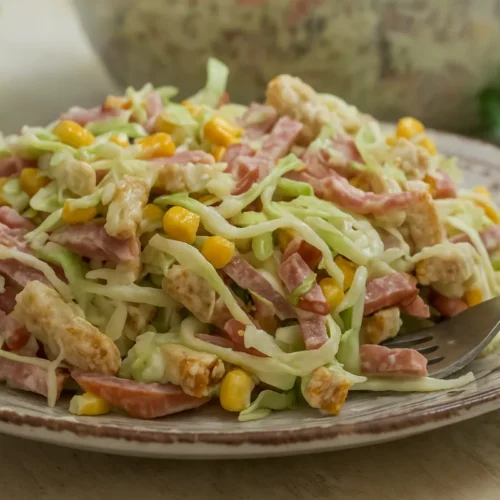 Kapustový šalát so salámou