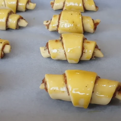 Krehké rožky s džemom