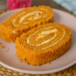 Domáca medovníková roláda so smotanovým krémom nakrájaná na tanieri.