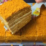 Medovníkový rez so smotanovým krémom