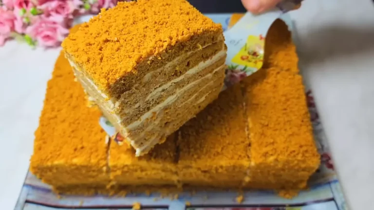 Medovníkový rez so smotanovým krémom