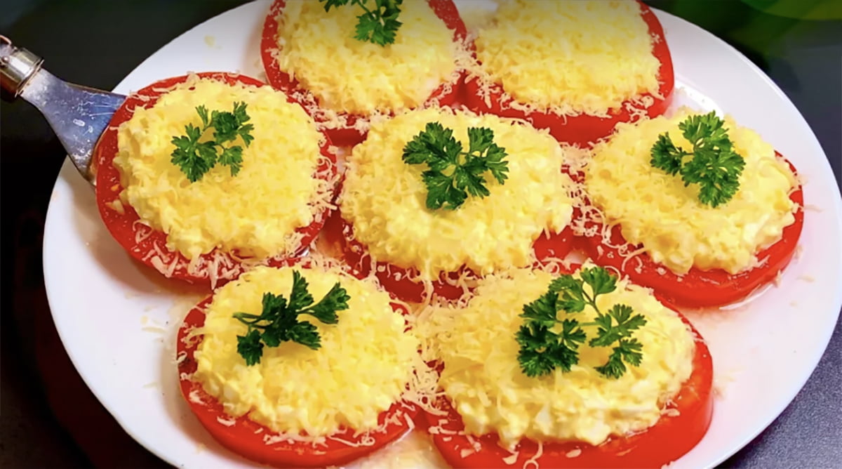 Občerstvenie paradajky s vajíčkom