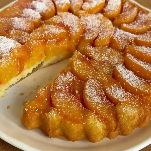 Obrátený broskyňový koláč s karamelom