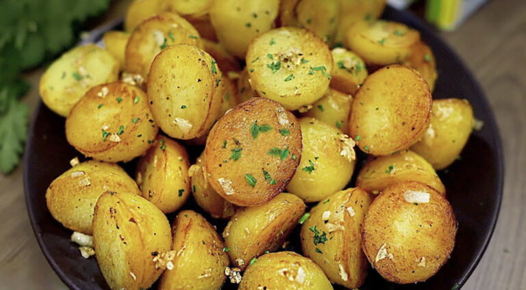 Pečené zemiaky s cesnakovým maslom