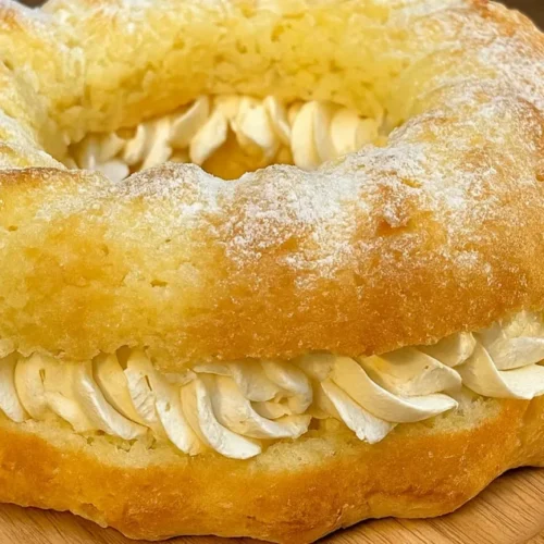 Plnená bábovka s broskyňovým krémom