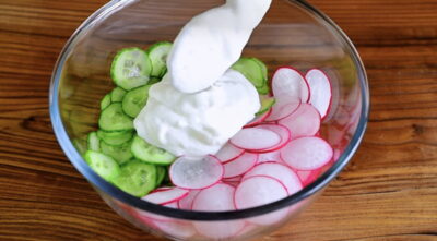 reďkovkový šalát s uhorkou