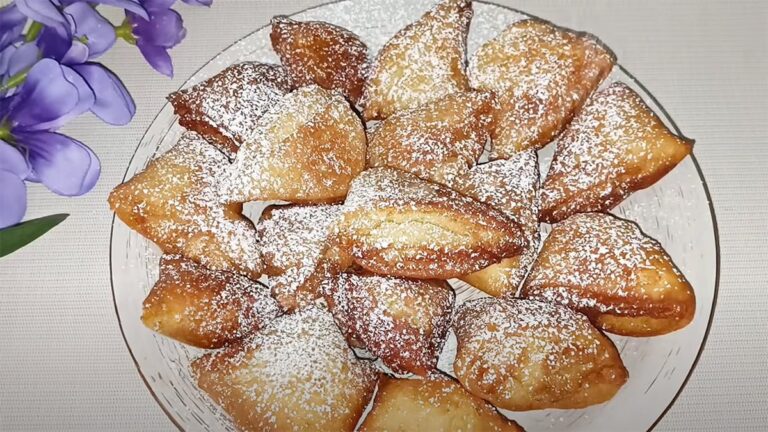 Sladké jogurtové trojuholníčky: Rýchla príprava, nepotrebujete rúru a cesto ani minútu nekysne!