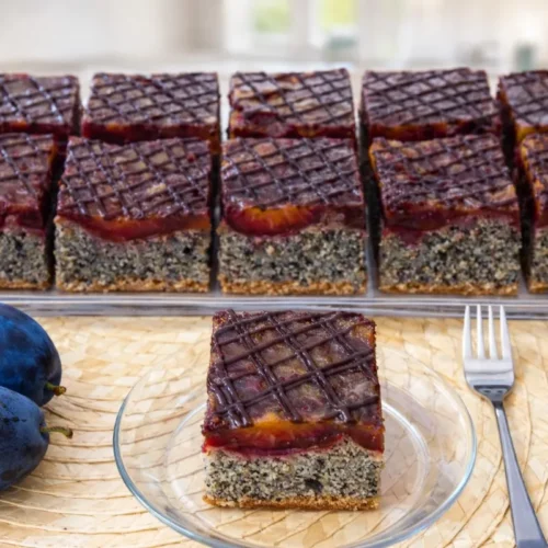 Tradičný slivkový koláč s makom