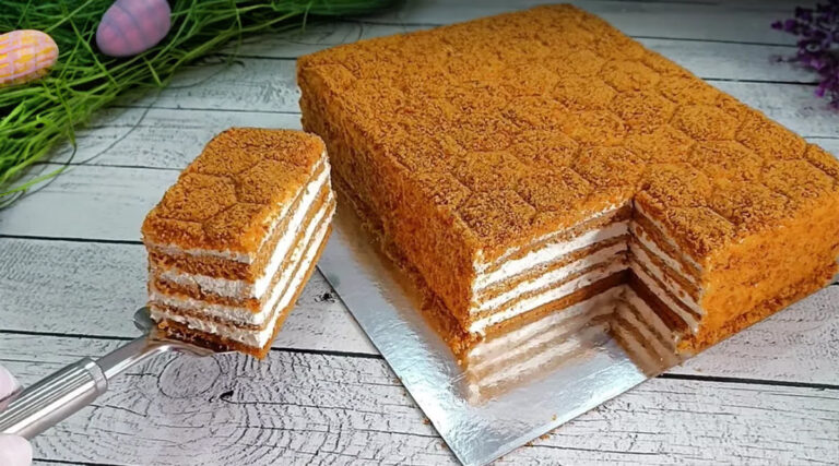 Veľkonočná MARLENKA bez vaľkania: Najrýchlejší a najchutnejší medový koláč na Veľkú noc!