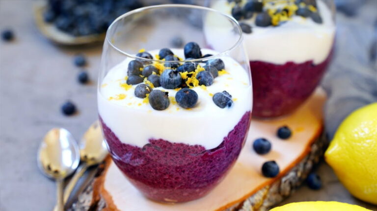 Vynikajúci čučoriedkový chia puding