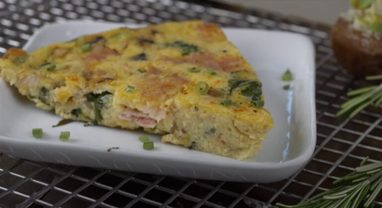 Zapekaná syrová frittata so zeleninou a šunkou