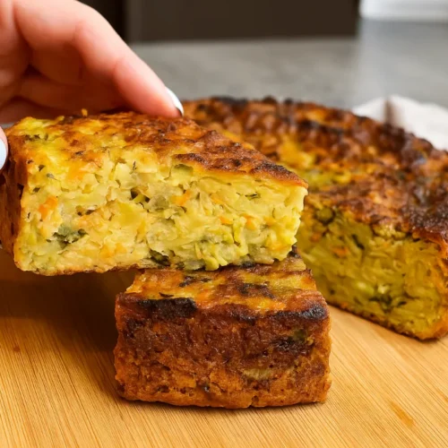 Nakrájaný zeleninový koláč z cukety a zemiakov na tanieri.