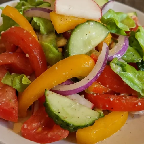 Zeleninový šalát s orechmi a jarnou cibuľkou