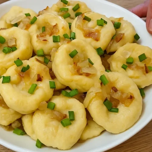 Zemiakové knedle s cibuľkou