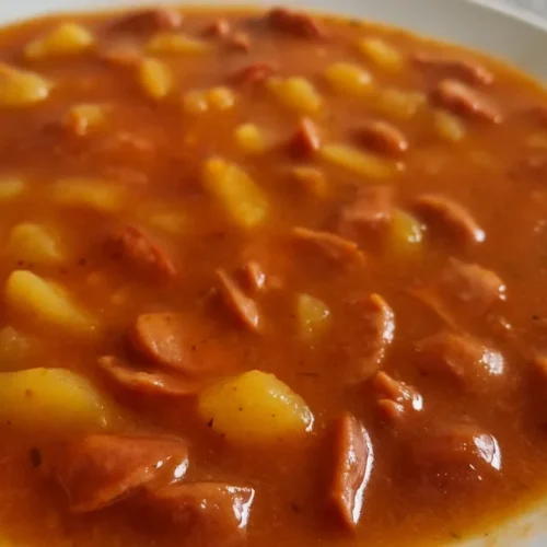 Zemiakový guláš s párkami