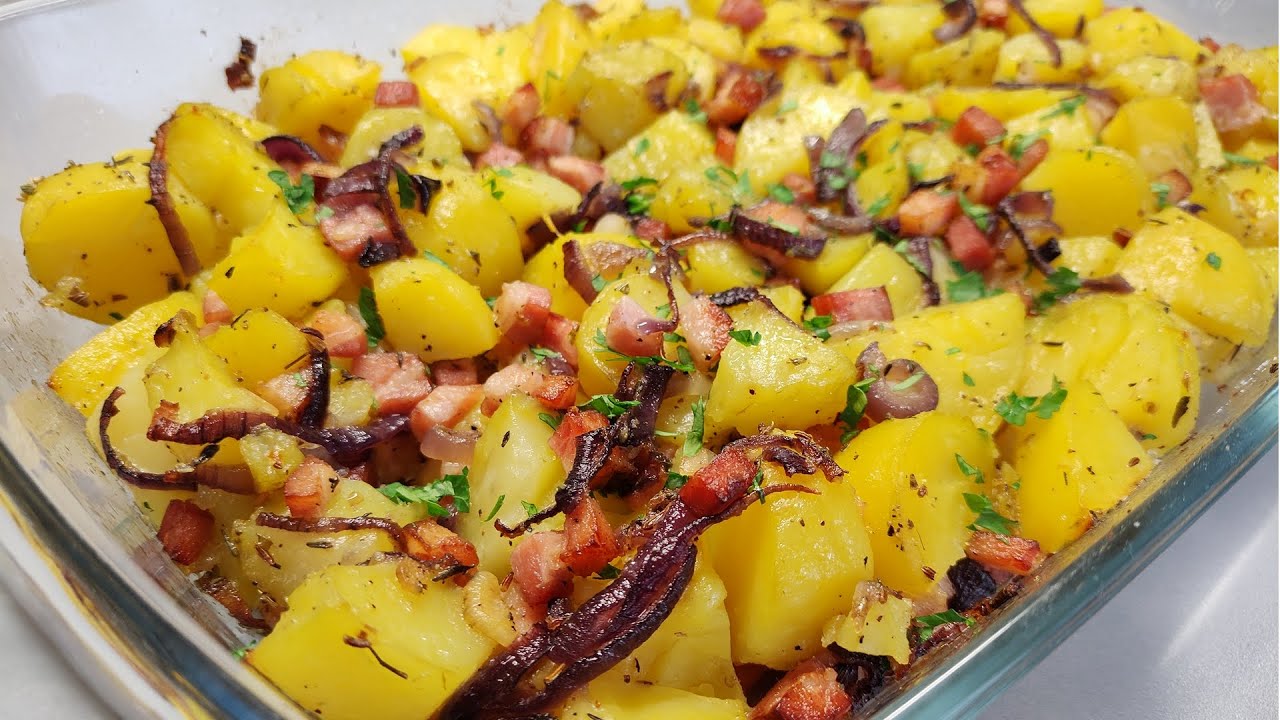 Zapečené zemiaky s cibuľou a slaninou