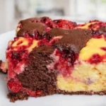 čokoládový koláč s tvarohom a malinami