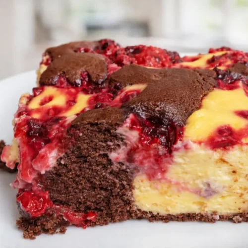 čokoládový koláč s tvarohom a malinami
