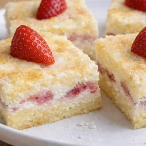 hrnčekový tvarohový koláč s jahodami