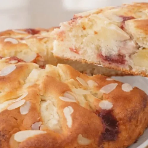 jablkový koláč s jogurtom a džemom