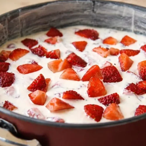 jahodový koláč s maslovou mrveničkou