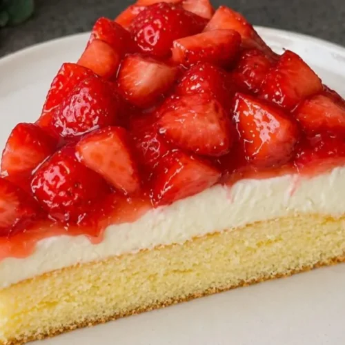 jahodový koláč s pudingovým krémom