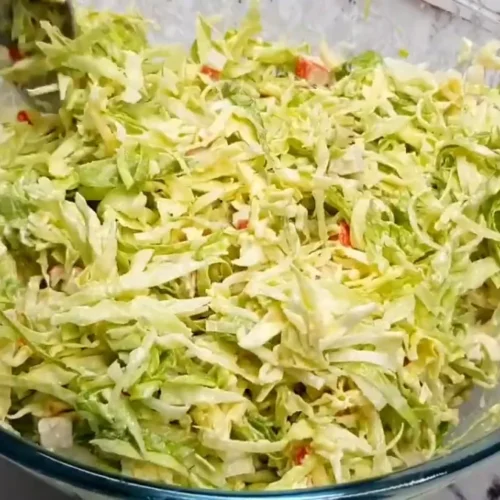 kapustový šalát s krabími tyčinkami